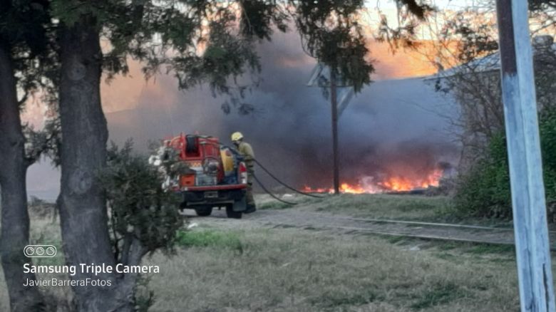 Grave incendio en un depósito de cubiertas de la ciudad