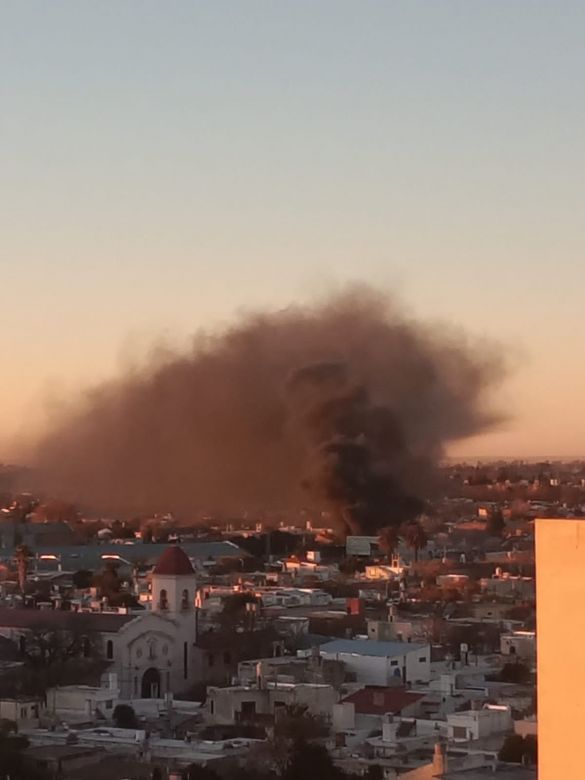 Grave incendio en un depósito de cubiertas de la ciudad