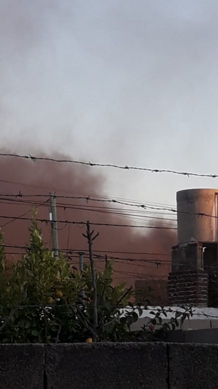 Grave incendio en un depósito de cubiertas de la ciudad