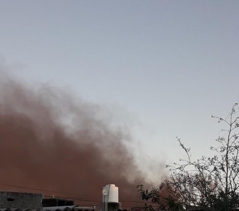 Grave incendio en un depósito de cubiertas de la ciudad