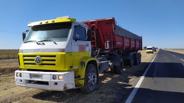 Despiste y vuelco de un auto al impactar con un camión en ruta 7