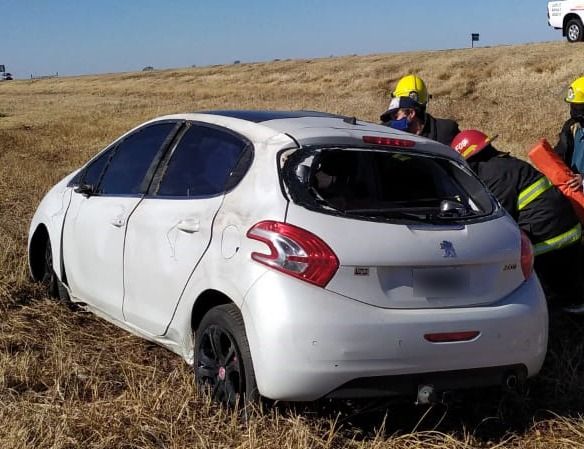 Despiste y vuelco de un auto al impactar con un camión en ruta 7