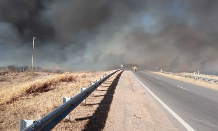 Incendio de grandes dimensiones en Río Tercero estuvo cerca de las industrias químicas