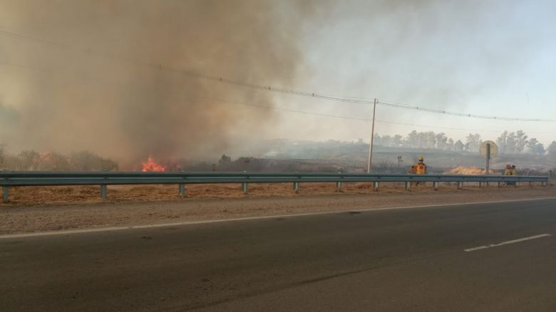 Incendio de grandes dimensiones en Río Tercero estuvo cerca de las industrias químicas