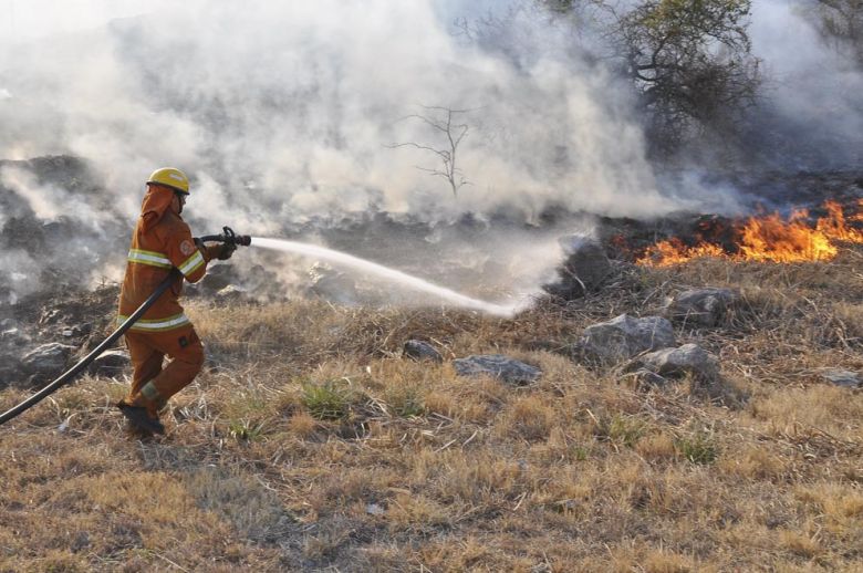 Bomberos voluntarios combatieron varios focos de incendios en la provincia