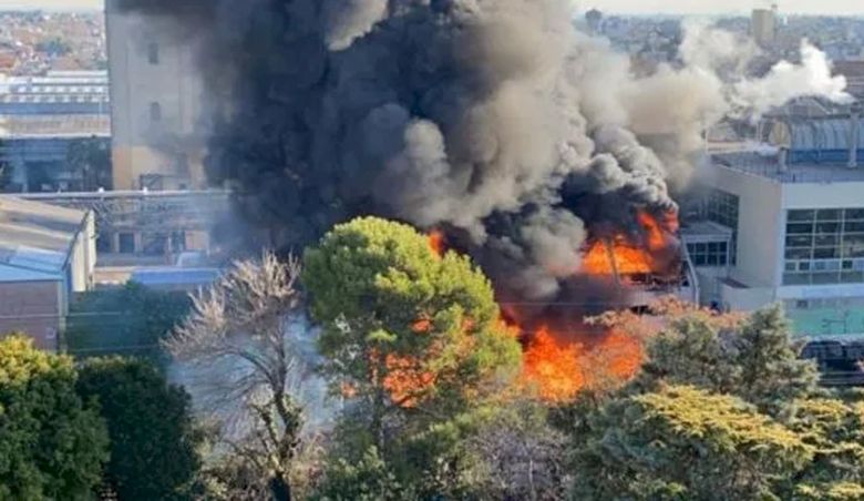 Impresionante incendio en la planta de la cervecería Quilmes