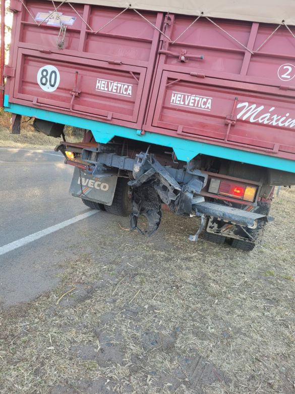 Fuerte impacto entre un camión y un utilitario 