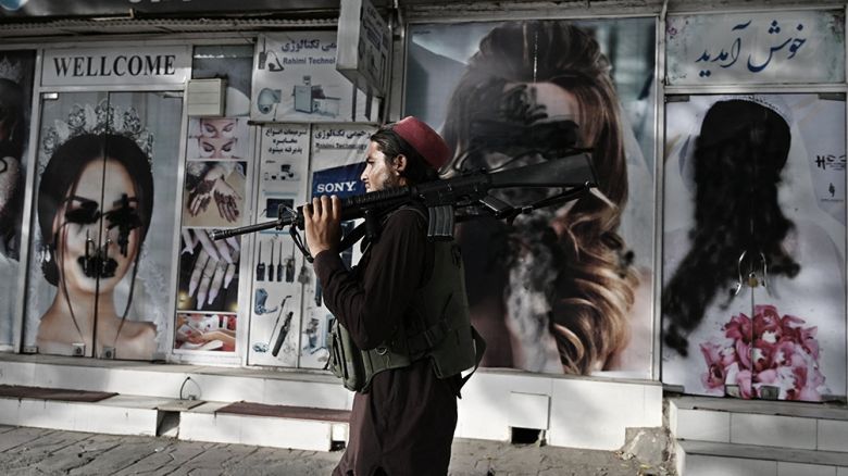 Talibanes reprimen marchas en varias ciudades donde manifestantes desafían su poder