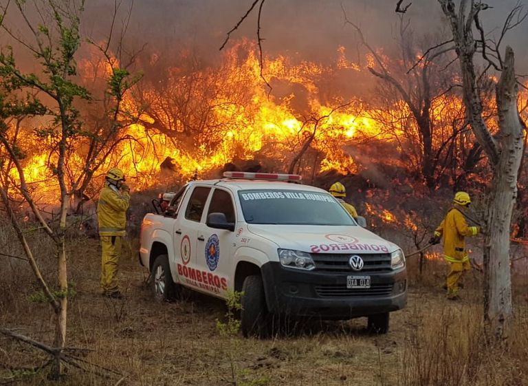 "La lluvia en la madrugada bajó el riesgo de incendio en la zona afectada"