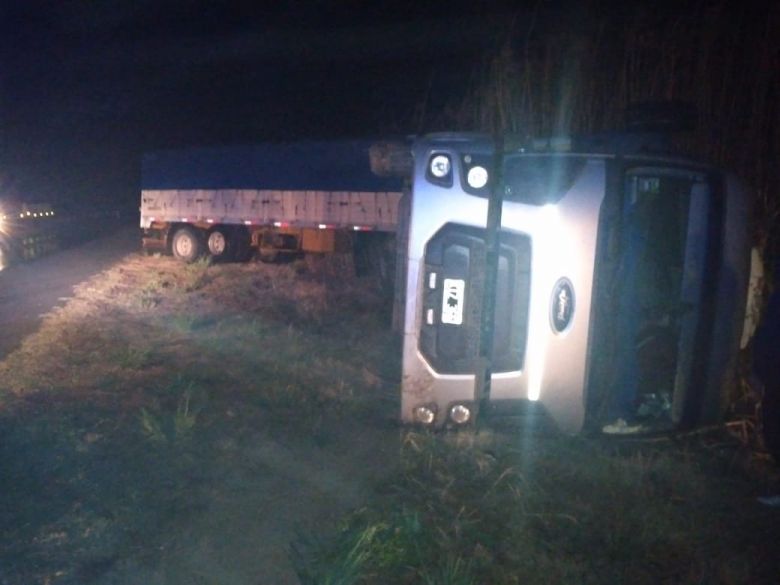 Se despistó un camión y volcó cerca de Chucul 