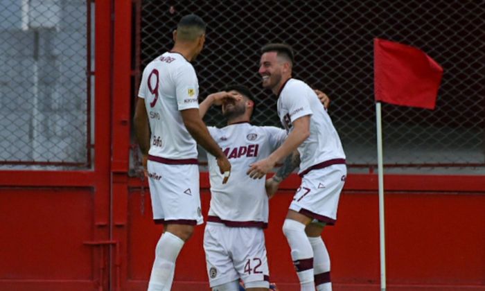 Lanús le ganó a Independiente y sigue firme arriba