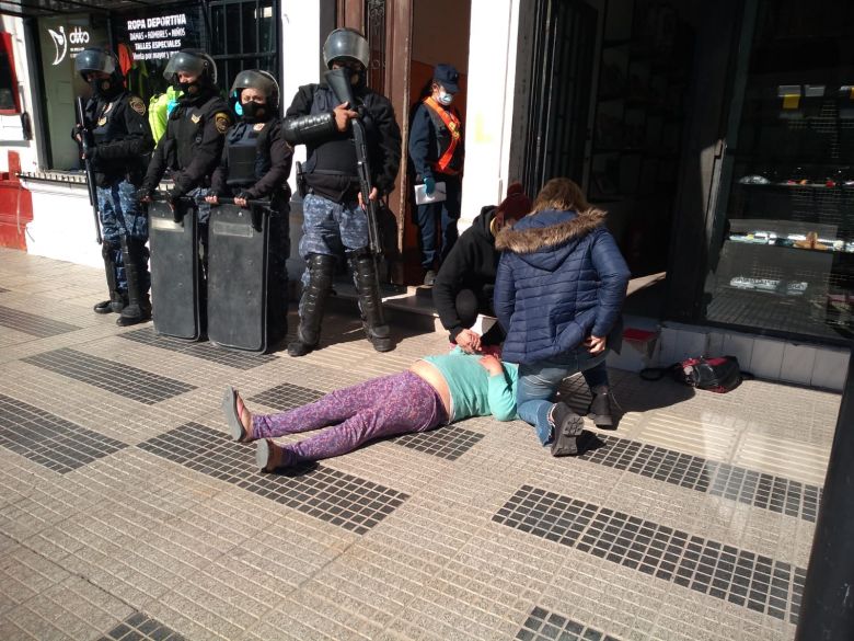 Tensión en un desalojo del Boulevard Roca