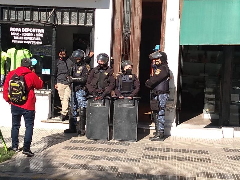 Tensión en un desalojo del Boulevard Roca