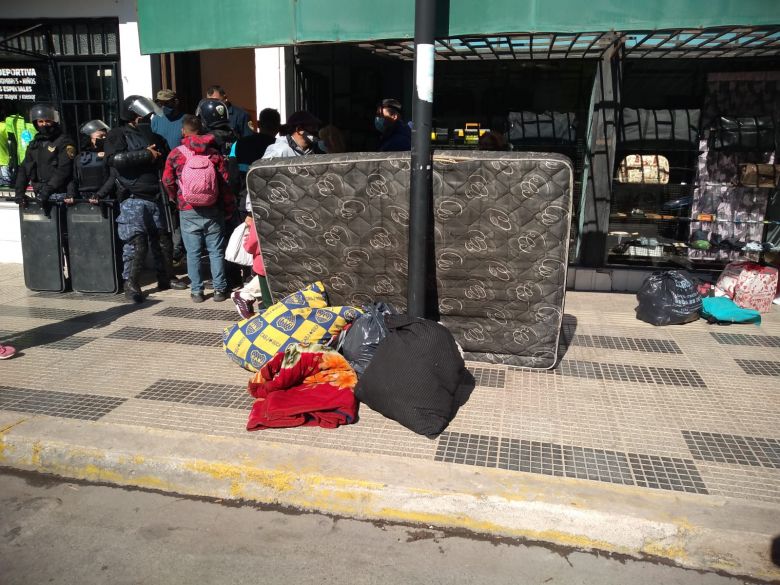 Tensión en un desalojo del Boulevard Roca