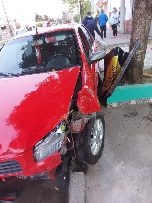 Un hombre colisionó contra un poste de teléfono