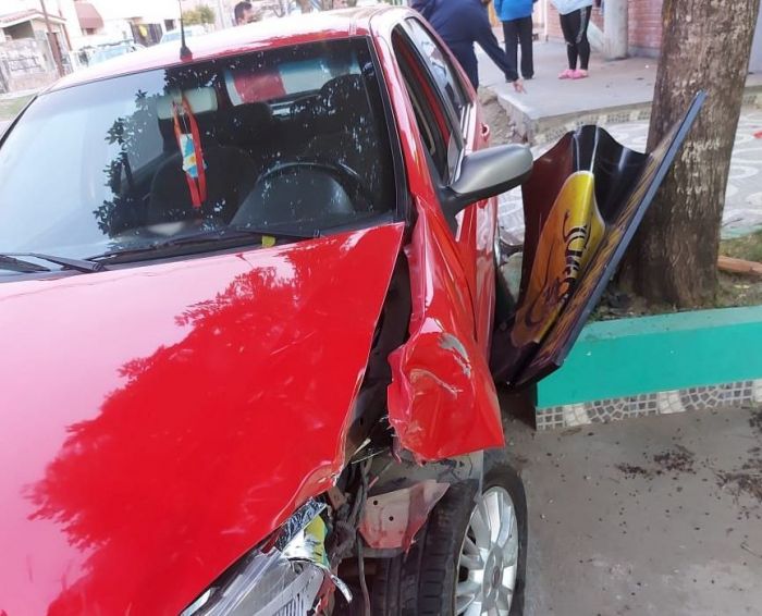 Un hombre colisionó contra un poste de teléfono