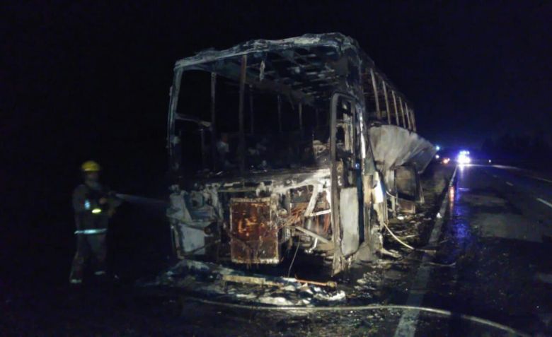 Se incendió un colectivo que trasladaba a 20 personas 