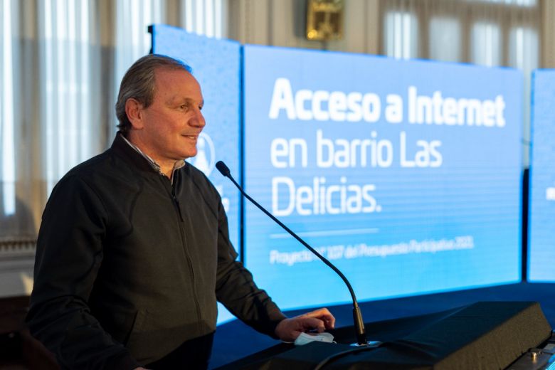 Llamosas firmó el convenio para dotar de WiFi al Barrio Las Delicias