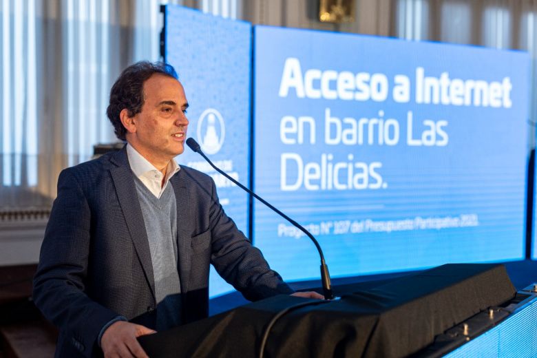 Llamosas firmó el convenio para dotar de WiFi al Barrio Las Delicias