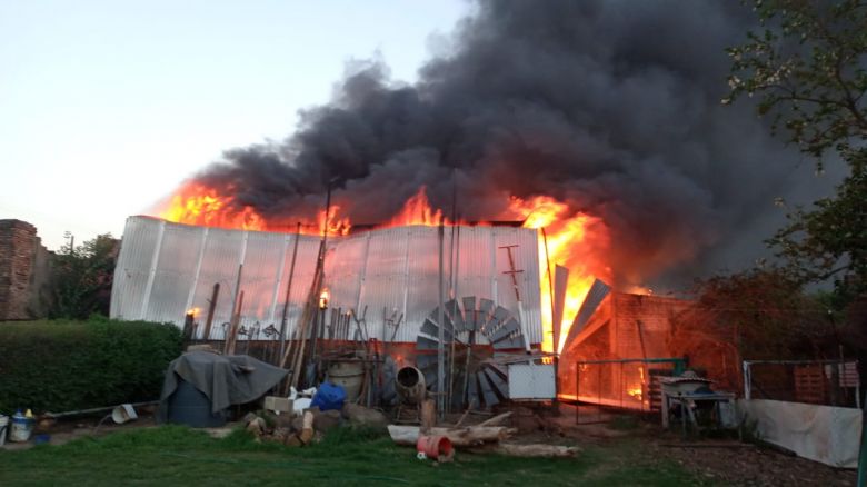 Serrano: se produjo un grave incendio en un taller de carpintería y artesanías