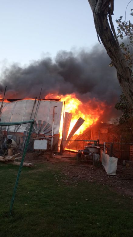 Serrano: se produjo un grave incendio en un taller de carpintería y artesanías