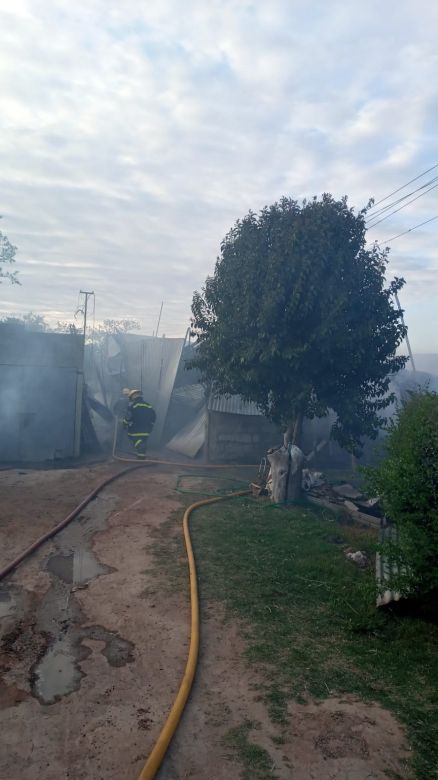 Serrano: se produjo un grave incendio en un taller de carpintería y artesanías