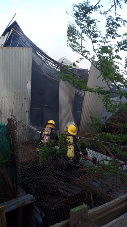 Serrano: se produjo un grave incendio en un taller de carpintería y artesanías