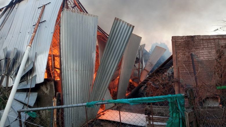 Serrano: se produjo un grave incendio en un taller de carpintería y artesanías