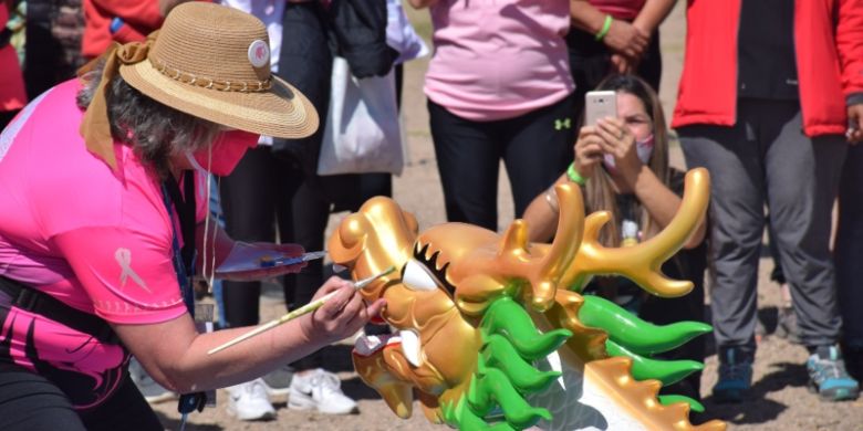 Concientización sobre el cáncer de mama: El Bote Dragón, símbolo de una lucha que no se detiene