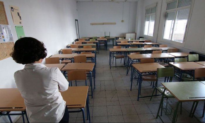 Agresiones verbales en una escuela entre una docente, padres y una alumna