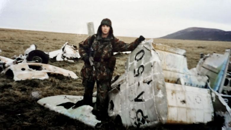 Un soldado británico devolvió a la Argentina los restos de un avión derribado en Malvinas