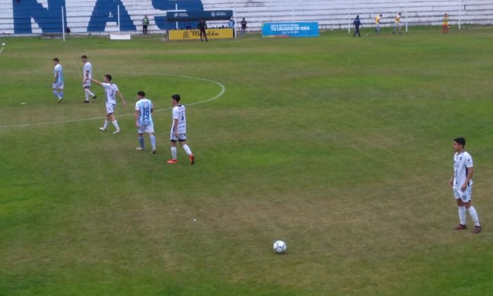 Atenas y Toro ganaron y continúan en la pelea