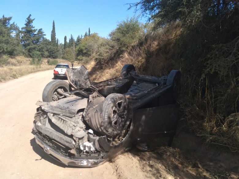 Una camioneta volcó en el camino a Alpa Corral 