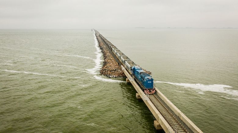 Un tren de pasajeros volvió a circular por el pedraplén de la laguna La Picasa