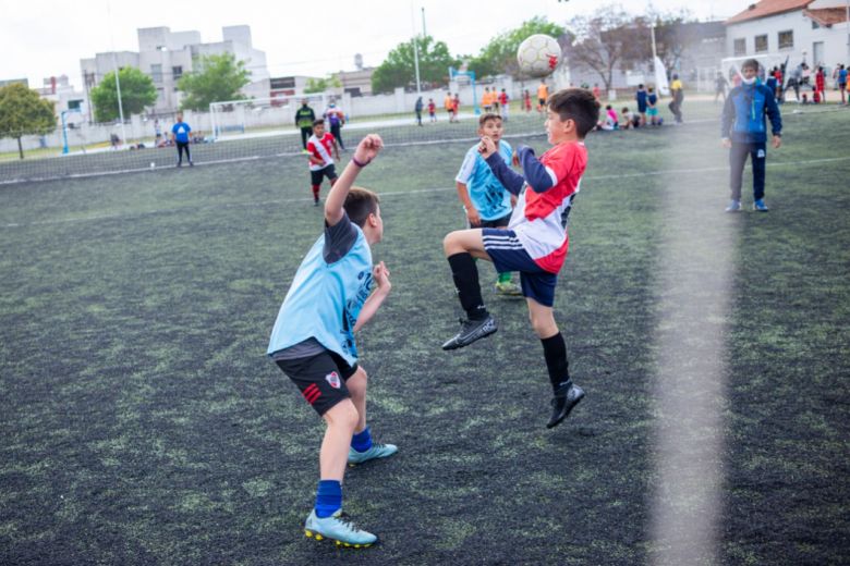 Encuentro de fútbol infantil en el Centro 11