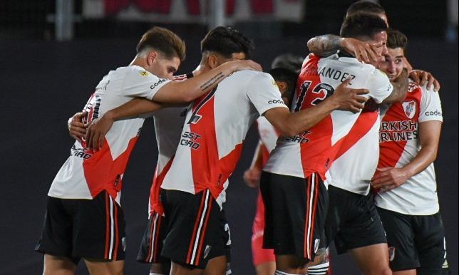 River gana y se aleja en la punta