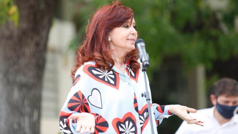 Cristina Kirchner "se encuentra en buen estado de salud" y "cursa un post operatorio normal"