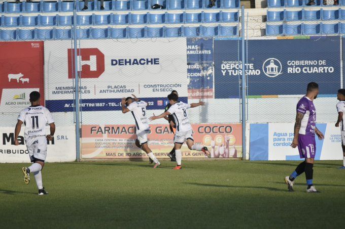 El campeón arrancó goleando