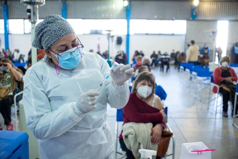 Comenzó la aplicación de dosis de refuerzo a personal de salud y mayores de 70 años