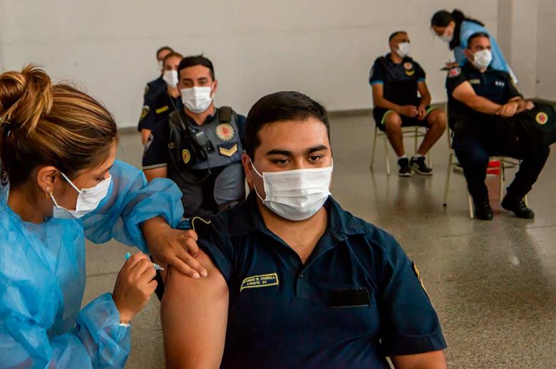 Aplican dosis de refuerzo a personal de seguridad y educación