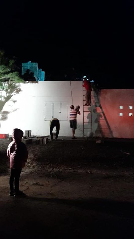 La tormenta con intensos vientos provocó la voladura del techo de una casa en Bulnes