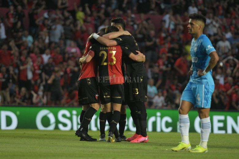 El campeón saliente goleó al Decano