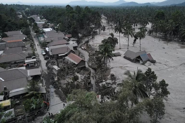 Indonesia: al menos 14 muertos y 56 heridos tras la erupción de un volcán