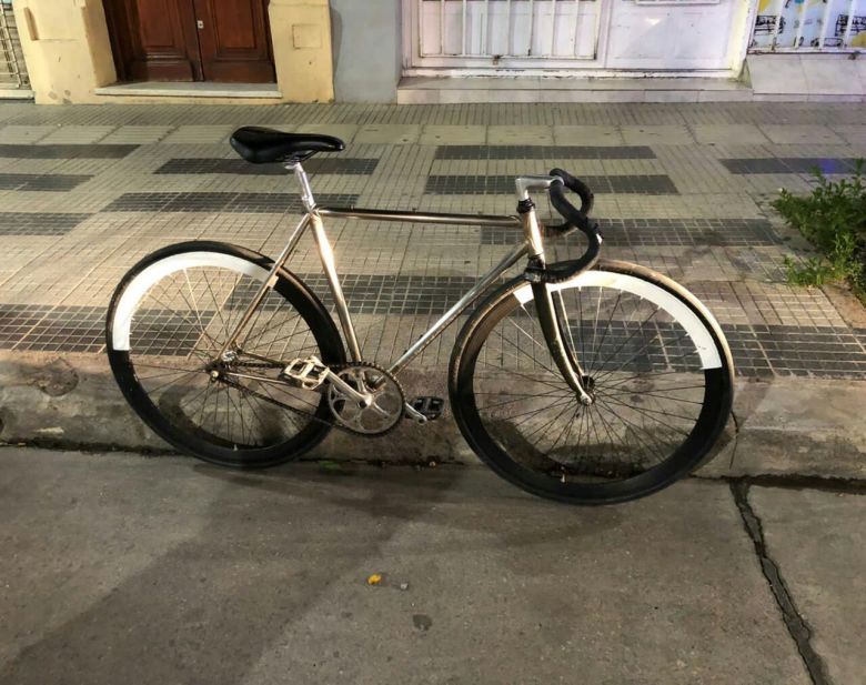 Una mujer en terapia intensiva tras ser colisionada por una bicicleta