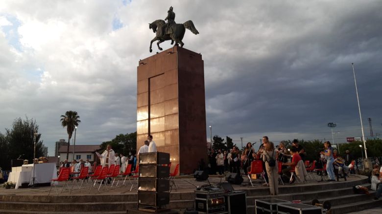 Multitudinaria convocatoria de fe en el día de la Virgen