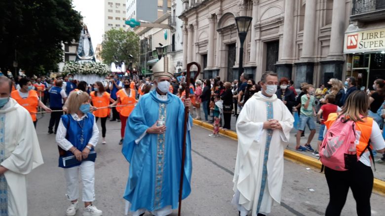 Multitudinaria convocatoria de fe en el día de la Virgen