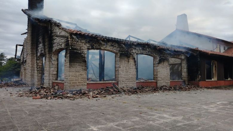 Voraz incendio consumió el hotel 4 de Embalse