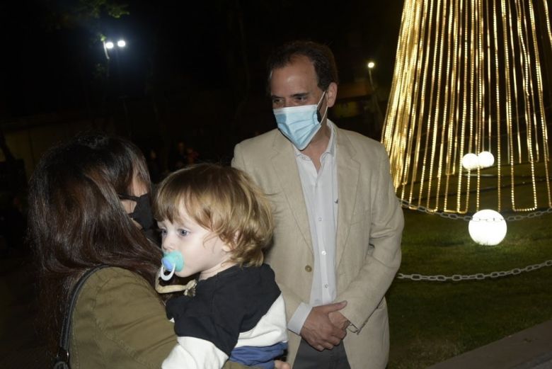 Se iluminó el pino de navidad en la Plaza Olmos de la Juventud