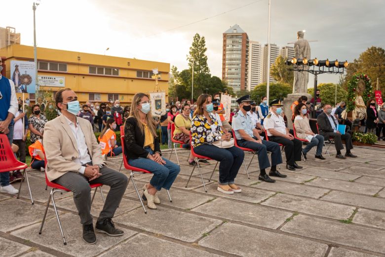 Se iluminó el pino de navidad en la Plaza Olmos de la Juventud