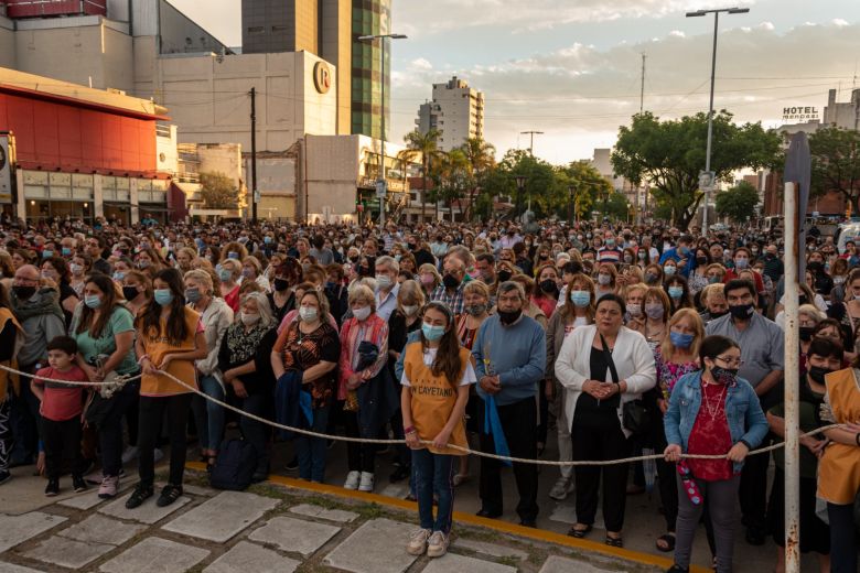 Se iluminó el pino de navidad en la Plaza Olmos de la Juventud